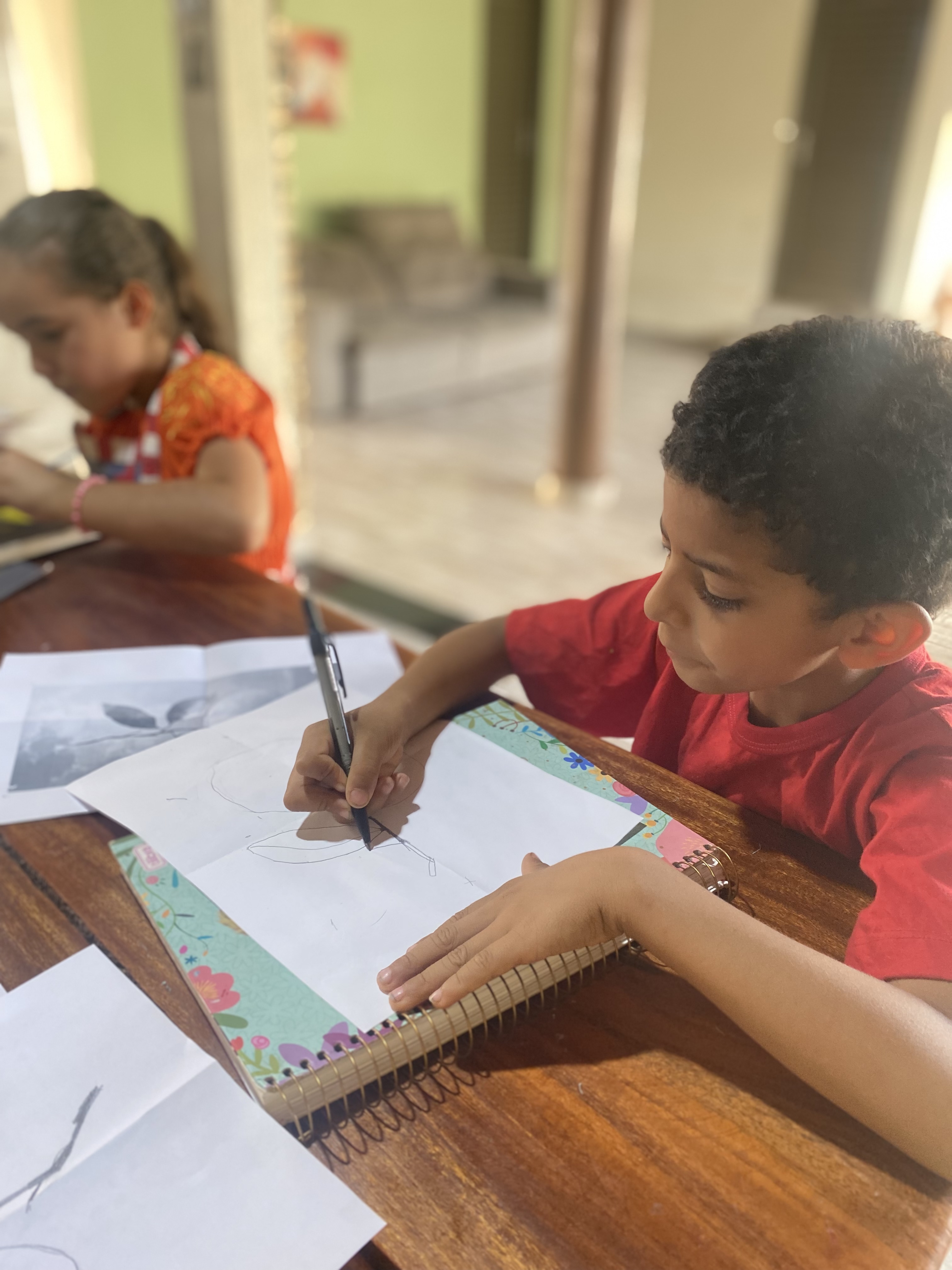 Aluno apresentando suas obras de arte