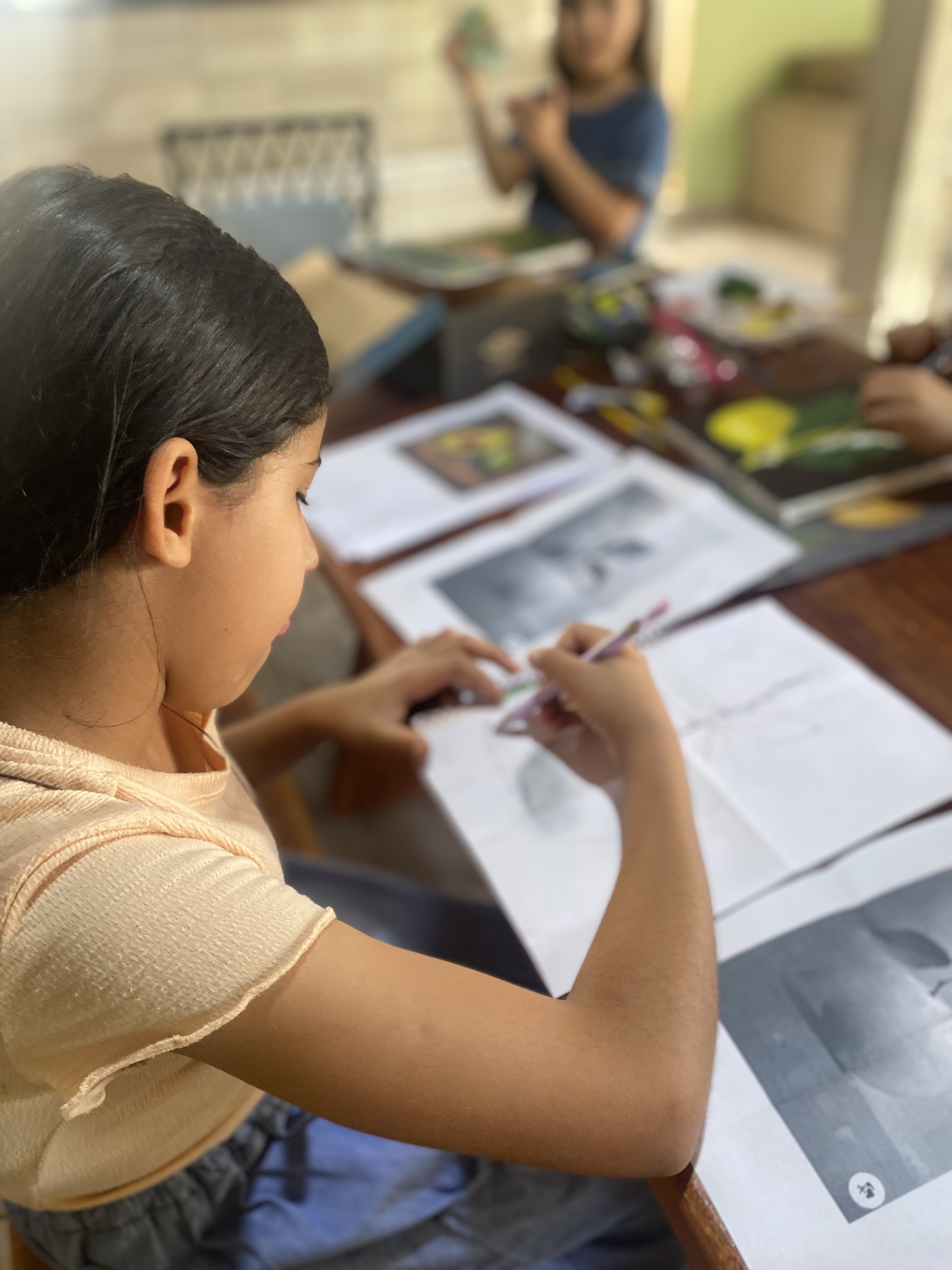 Alunos durante aula prática de desenho