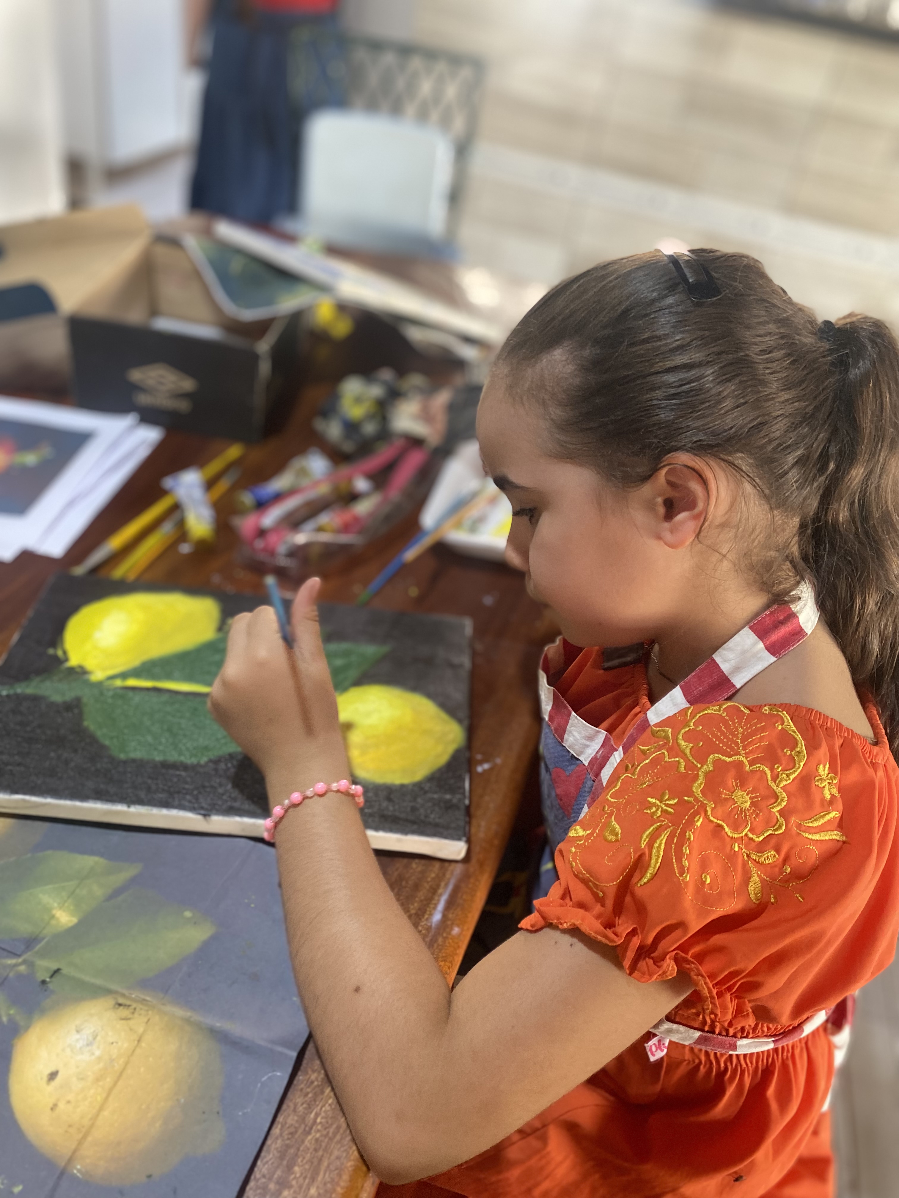 Aluna pintando com referência