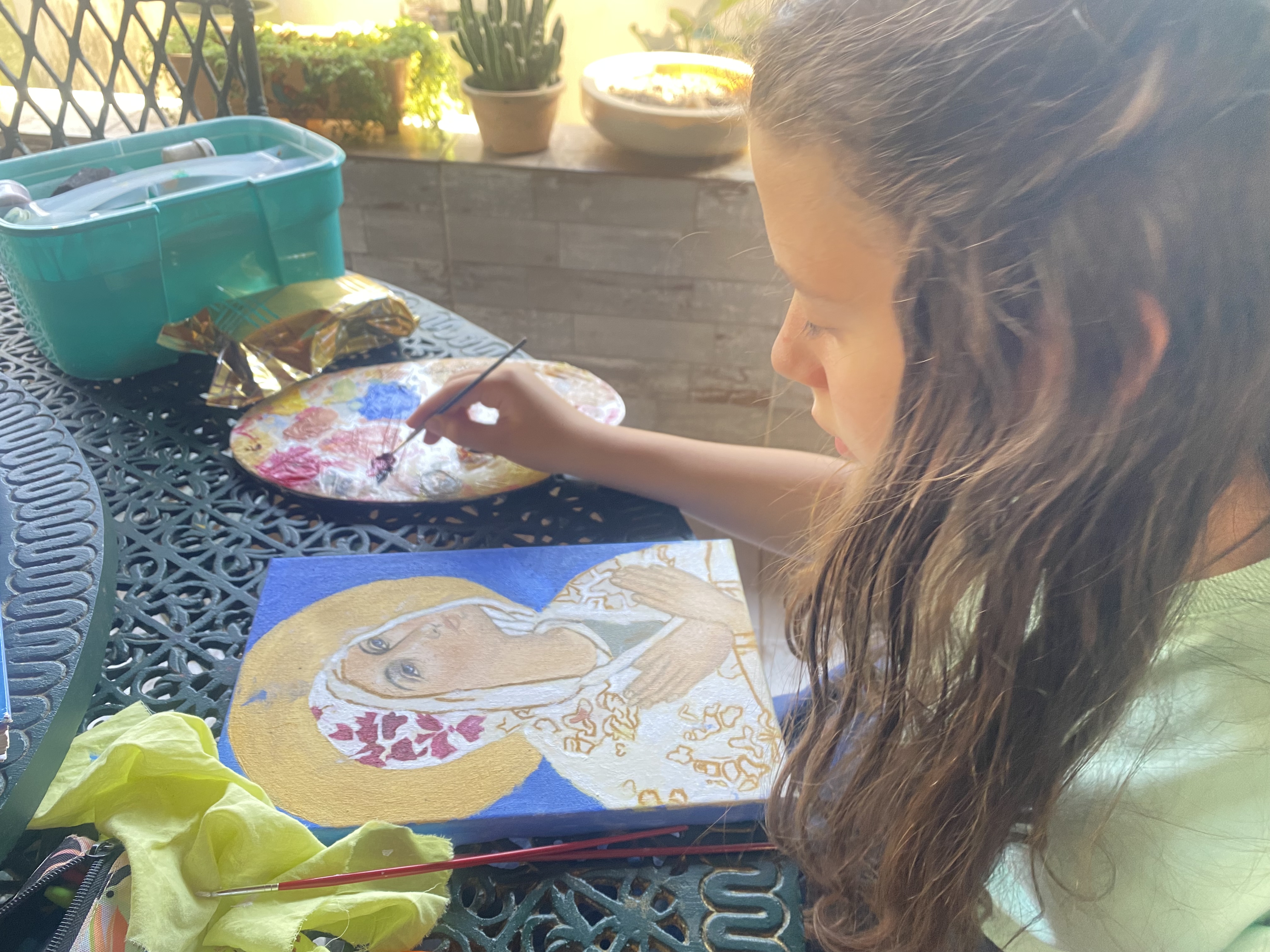 Aluna trabalhando em sua pintura