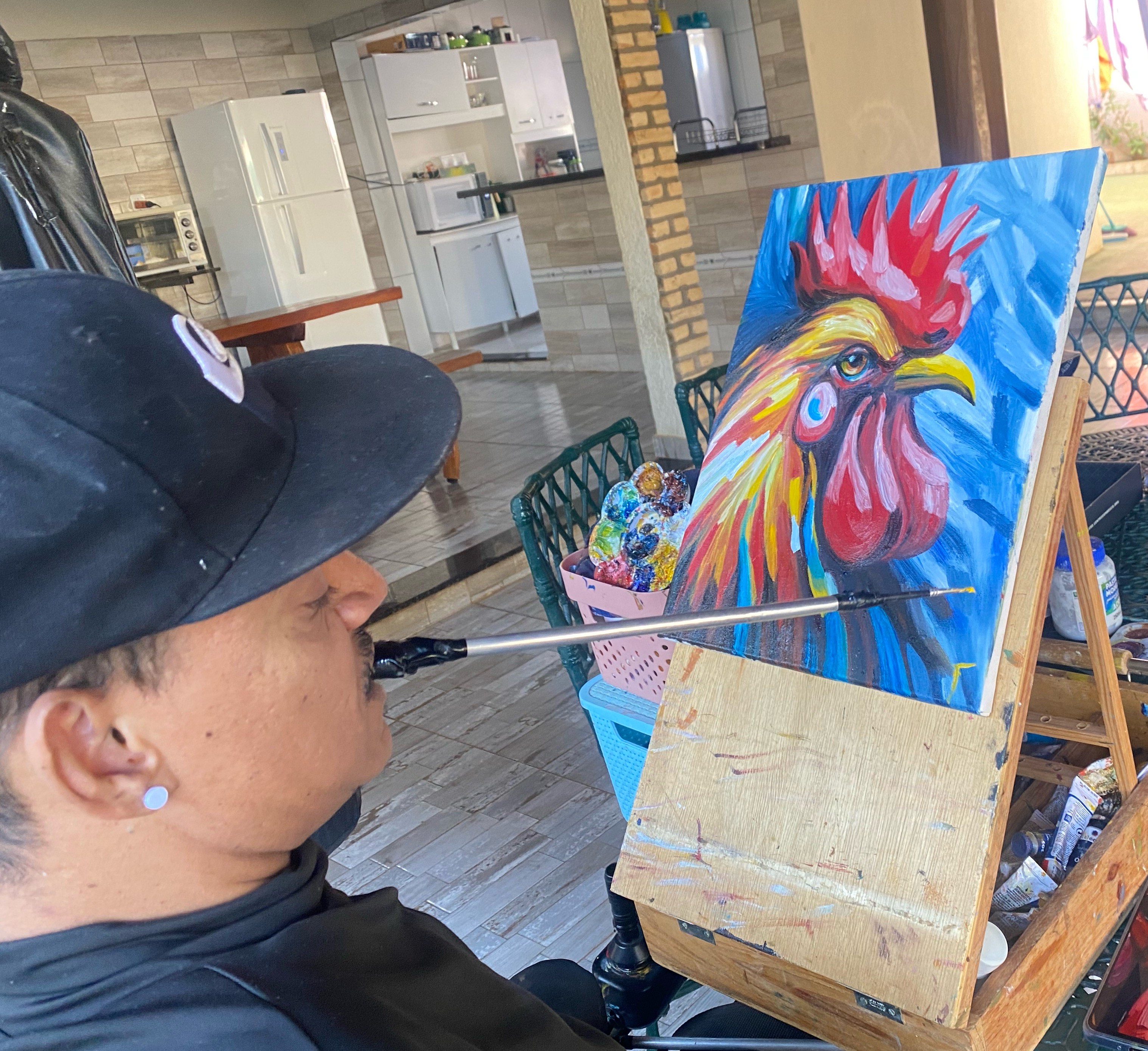 Cena de aula com modelo de referência