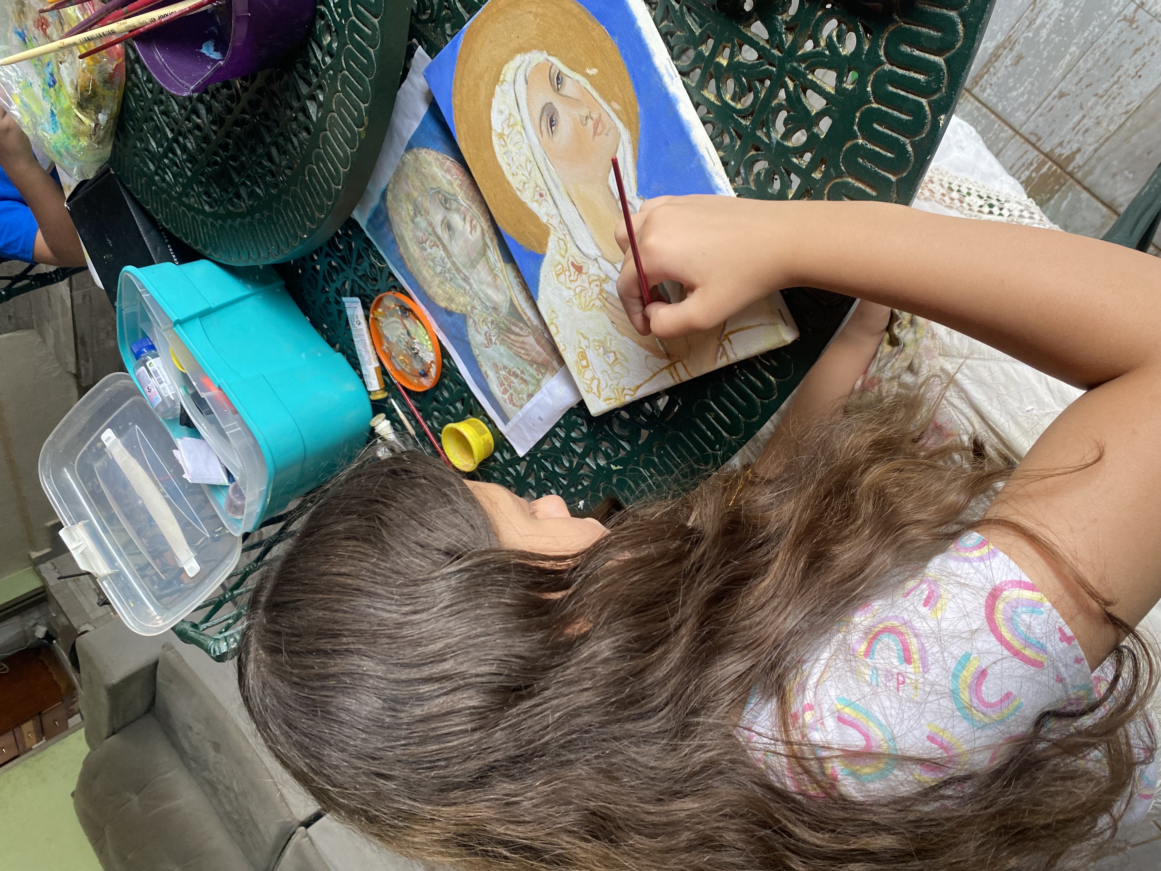 Aluna pintando paisagem em tela