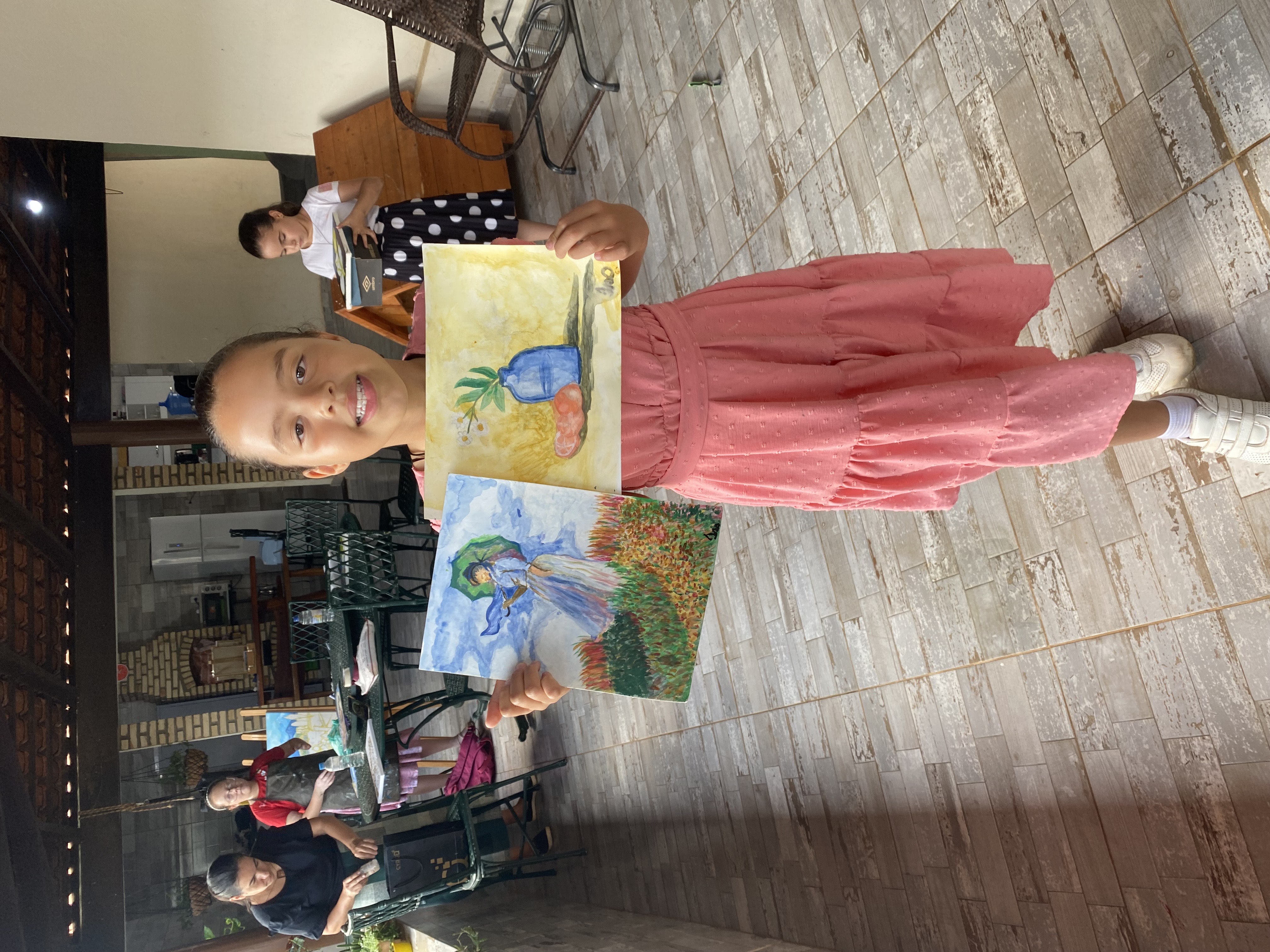 Alunos apresentando suas pinturas