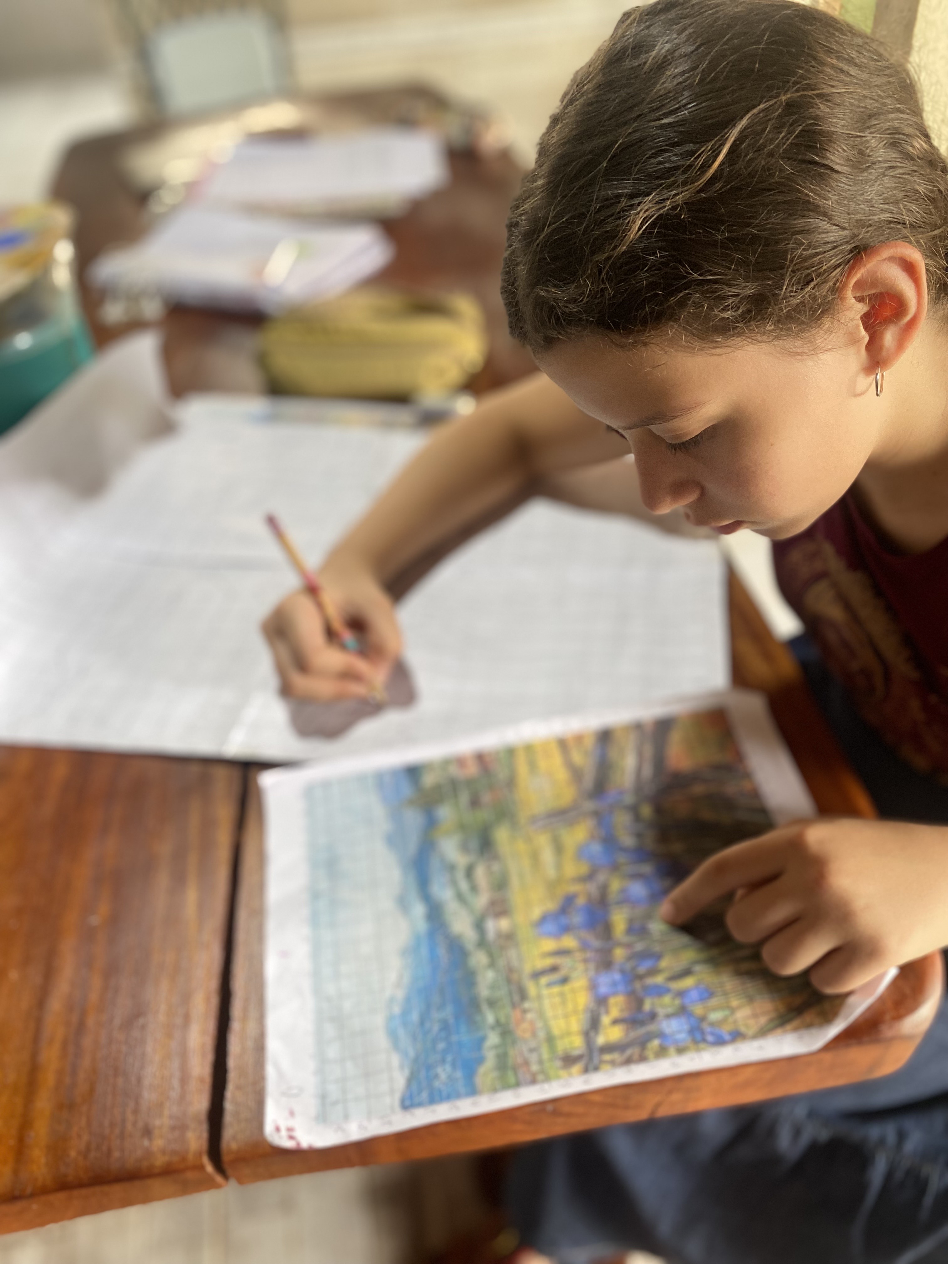 Aluna concentrada na pintura